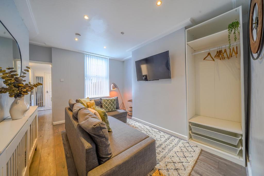 Μια τηλεόραση ή/και κέντρο ψυχαγωγίας στο Stunning 1 Bedroom 4 Guest Flat by Anfield Stadium