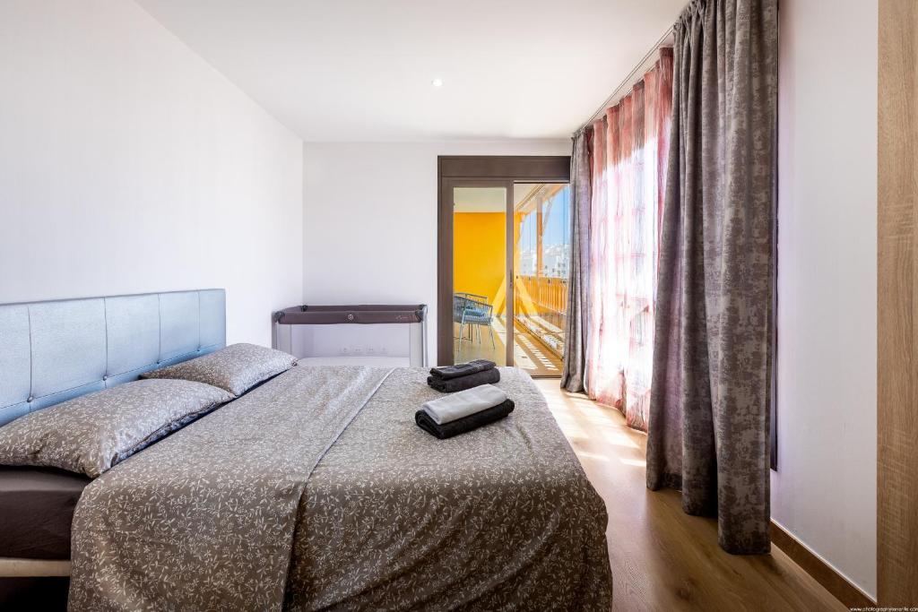 Ένα ή περισσότερα κρεβάτια σε δωμάτιο στο Sunset Palm Mar - Family Friendly Suites