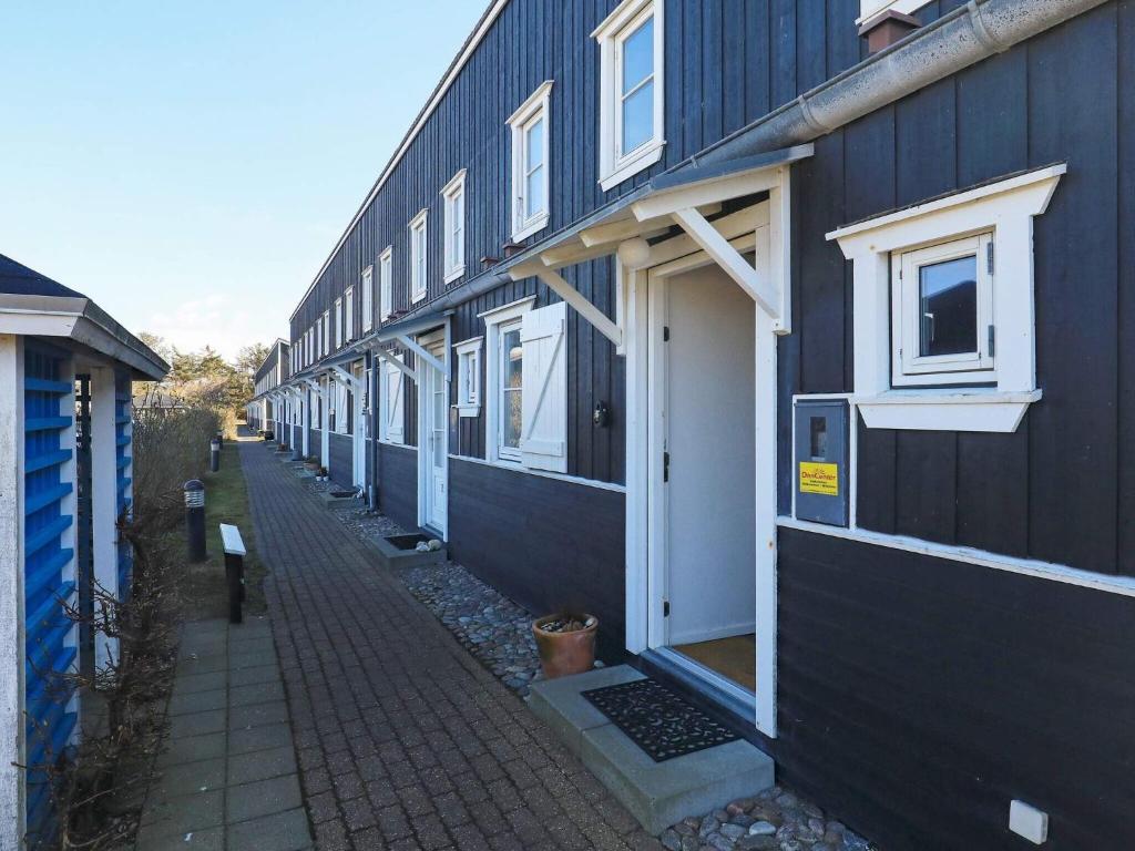 une rangée de maisons bleues dans une rue dans l'établissement 5 person holiday home in Vestervig-By Traum, à Vestervig
