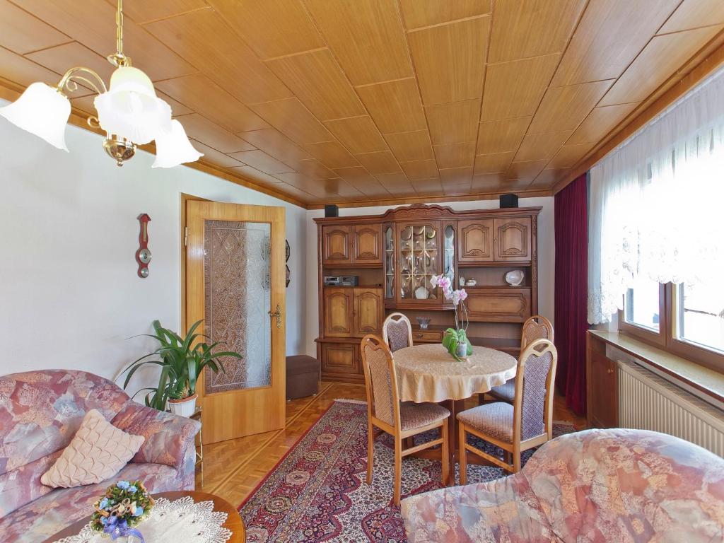 una sala de estar con una mesa y sillas en holiday home in the Thuringian Forest with roof, en Bad Liebenstein