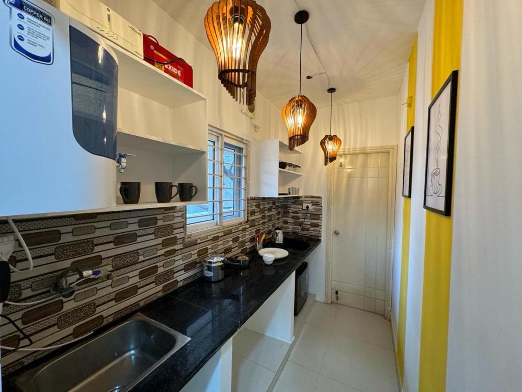 Kuchyň nebo kuchyňský kout v ubytování 1 Bhk Service Apartments by Abhibha Stays Near Botanical Garden