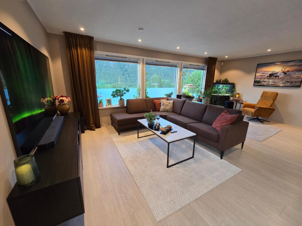 โทรทัศน์และ/หรือระบบความบันเทิงของ Modern Luxury Villa- Free parking