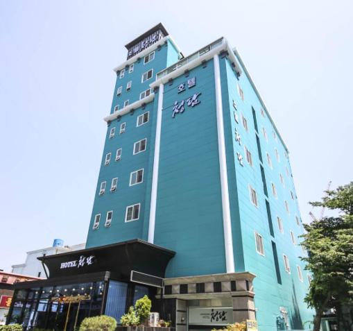 a blue building with writing on the side of it at 목포 머니스테이 호텔청담 in Mokpo
