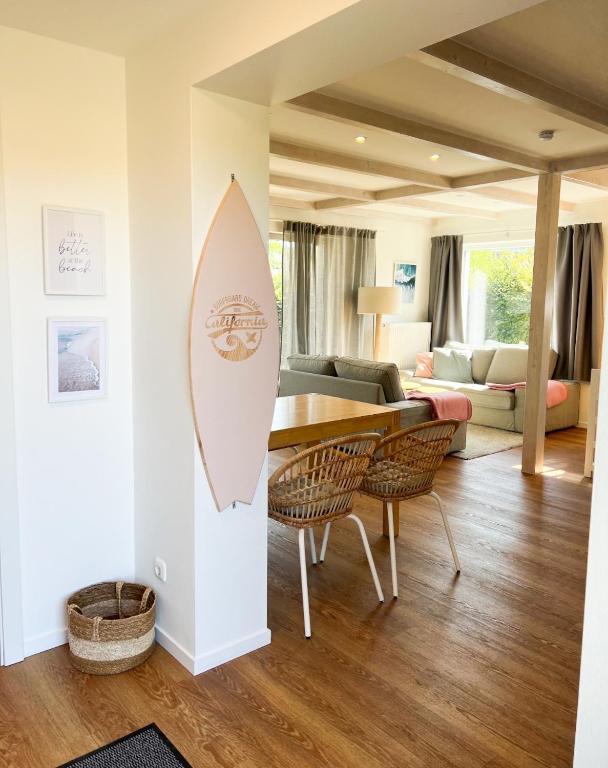 a living room with a surfboard on the wall at Ostseeferienhaus California in Zierow
