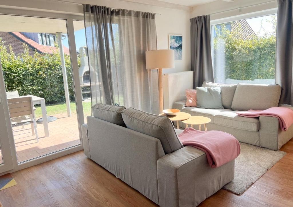 a living room with a couch and a table at Ostseeferienhaus California in Zierow