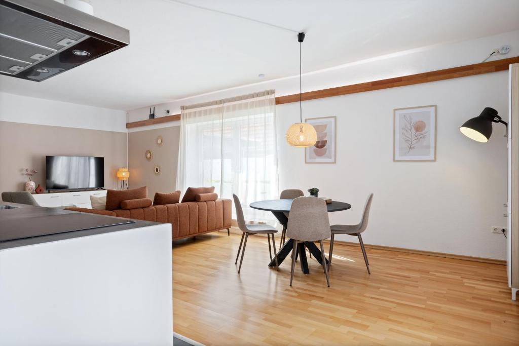 a living room with a table and chairs and a couch at Aurora Sauna Suite, waar rust comfort en een vleugje luxe samenkomen in Haren