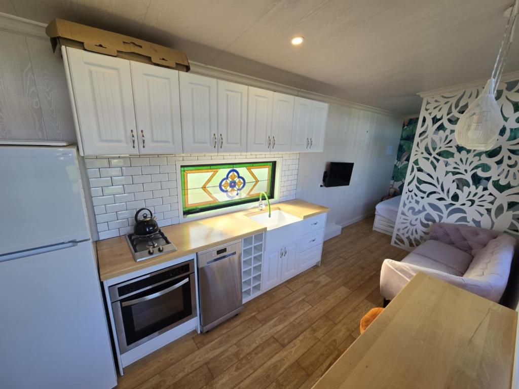 Gambar di galeri bagi Te Ahi Kaa Retreat tiny home 