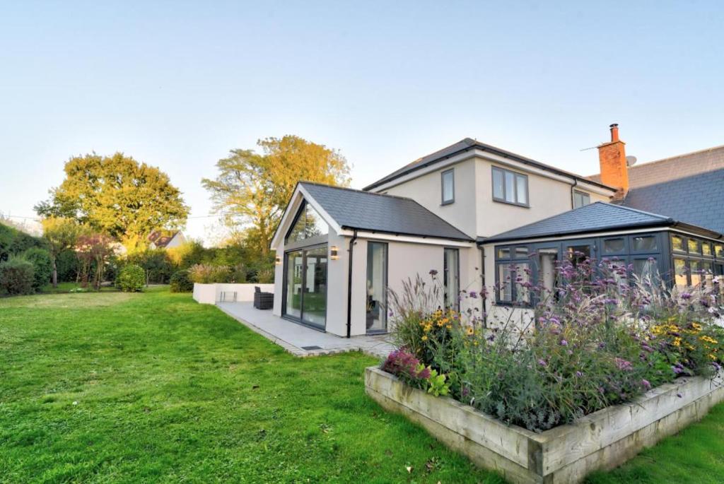 Κήπος έξω από το Stunning large house in Green Dunmow