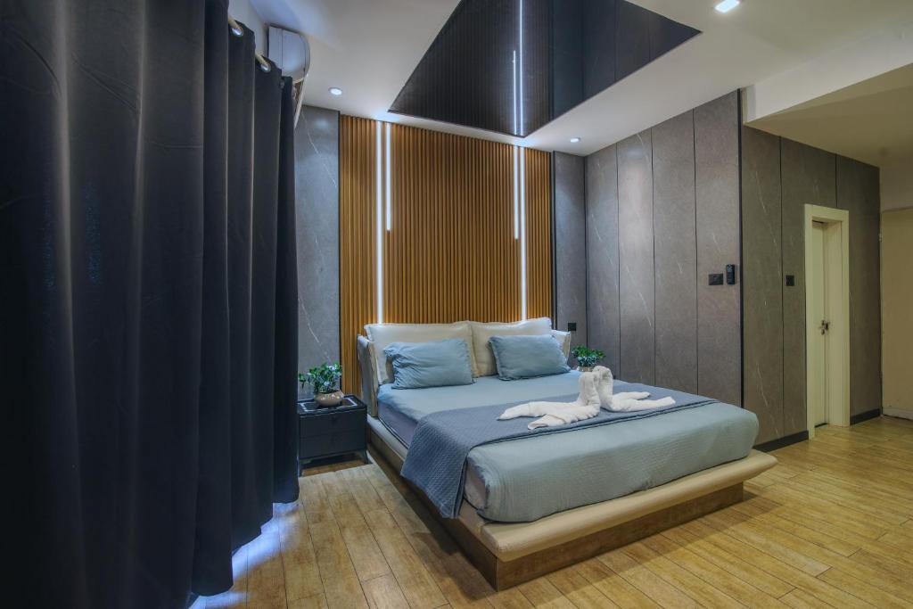a bedroom with a bed in a room at חלום לים - סוויטות מדהימות עם מרפסת לים באשקלון in Ashqelon