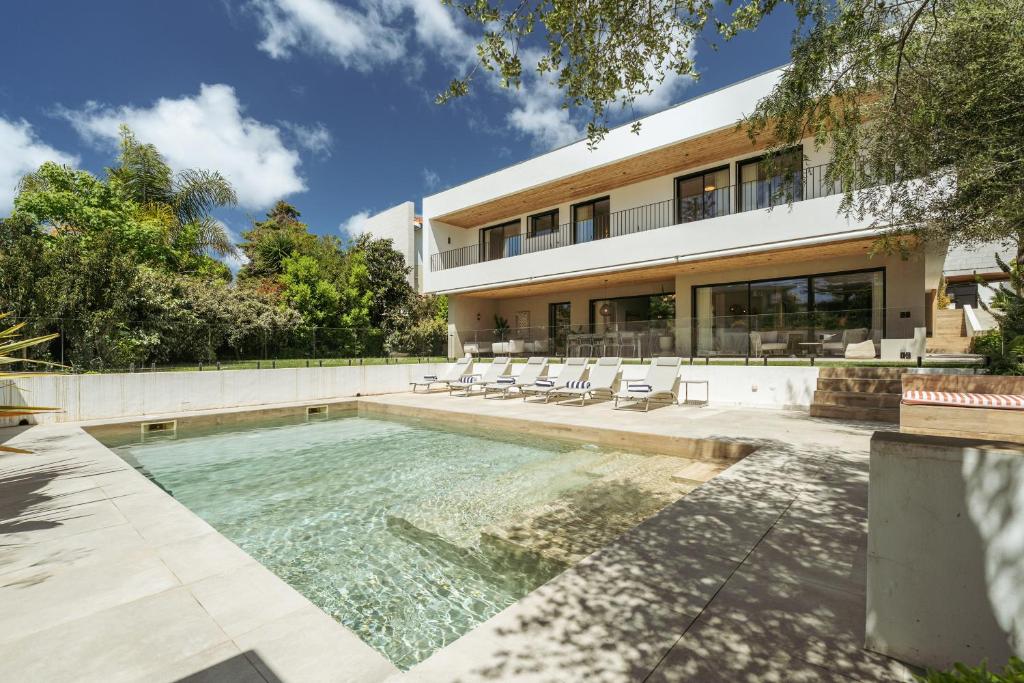 una vista esterna di una casa con piscina di Cascais Contemporary Villa by Cadenzalux a Cascais