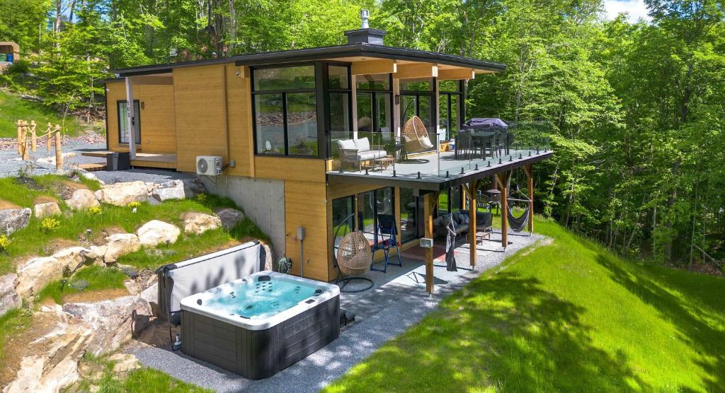 a house with a hot tub in a yard at Le RuissO - Spa et Confort in Brownsburg