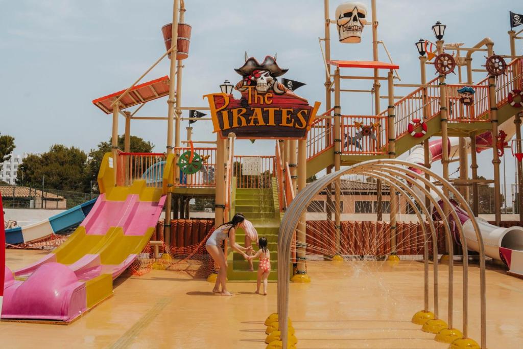 una mujer y un niño jugando en un parque acuático en HYB Eurocalas, en Calas de Mallorca