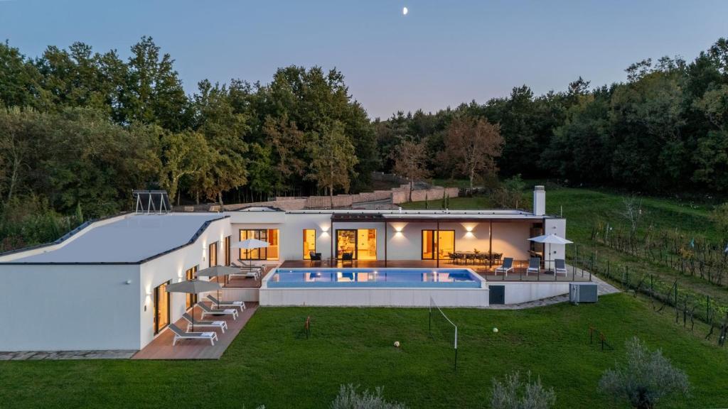 En have udenfor Villa Istria Green by Villas Holiday