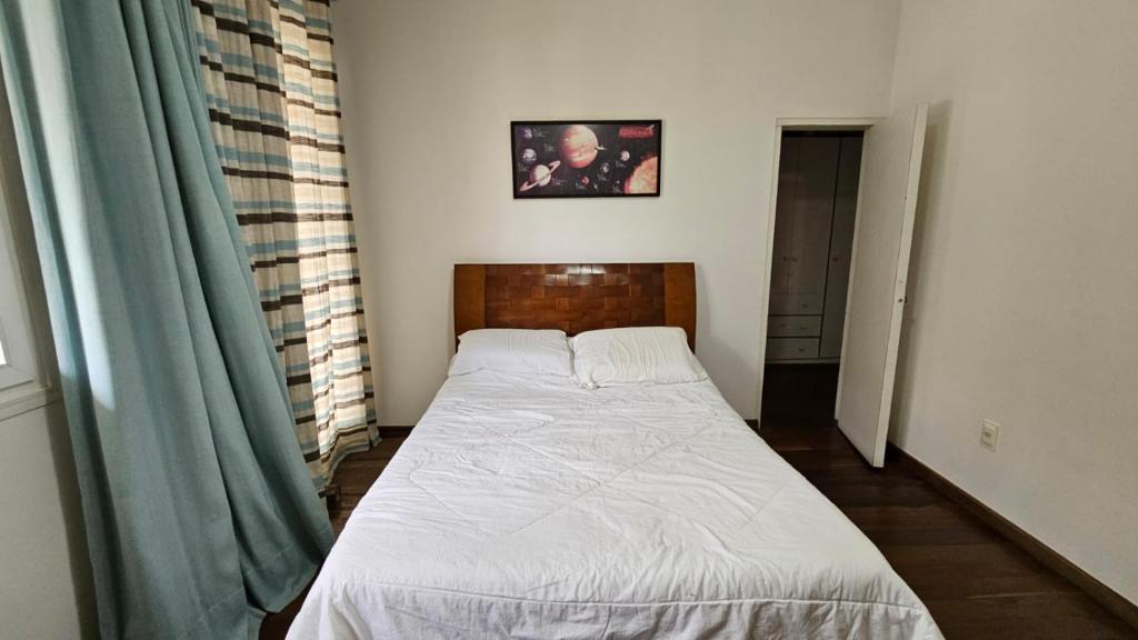 a small bedroom with a bed in a room at Quarto expetacular in Timóteo