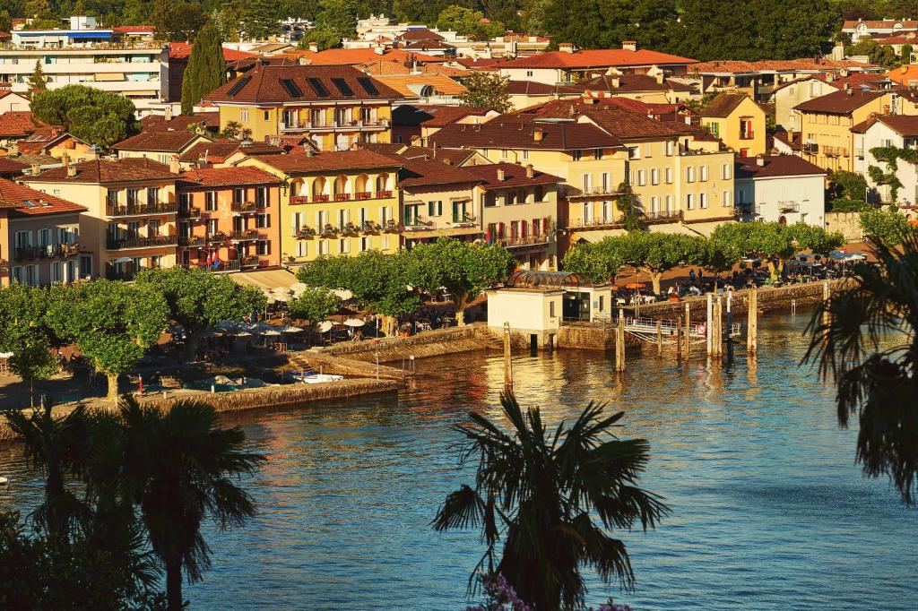 una ciudad junto a un cuerpo de agua con edificios en Vista Lakefront Boutique Hotel, en Ascona