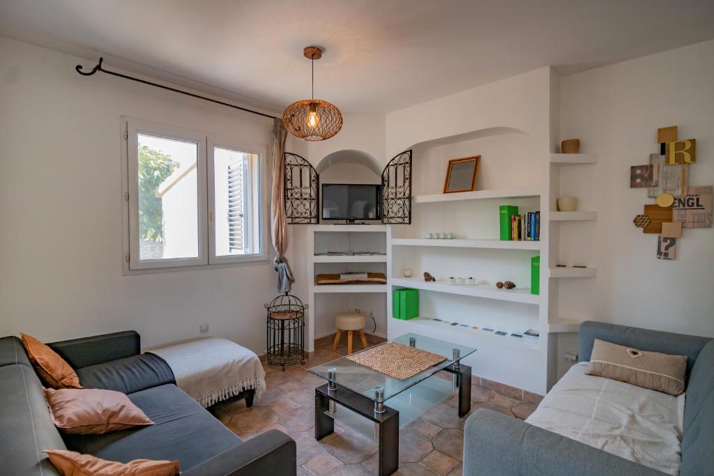 una sala de estar con un sofá y una mesa en Villa Porto Vecchio 8p, en Porto Vecchio