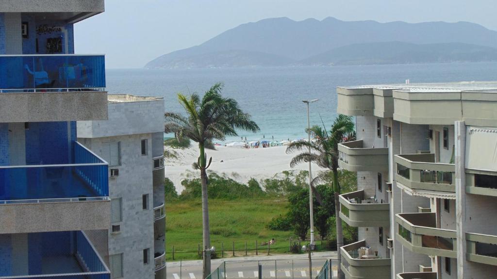 - Vistas a la playa desde un edificio en Cobertura Cabo Frio 4 quartos , 50 metros da praia en Cabo Frío
