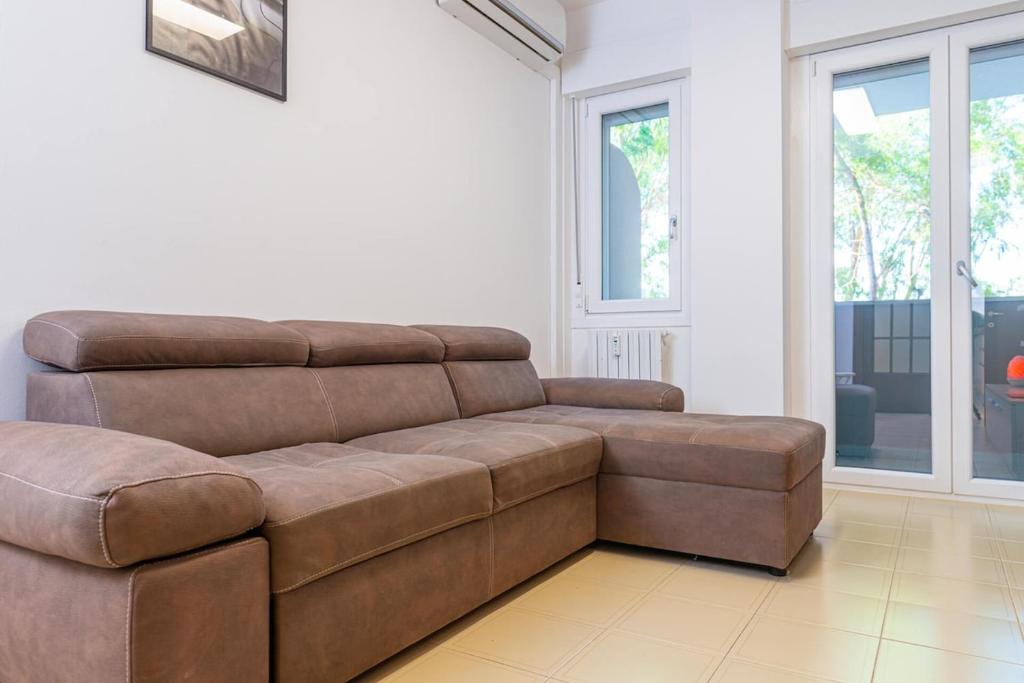un sofá de cuero marrón en la sala de estar en Monsoni House, en Cagliari