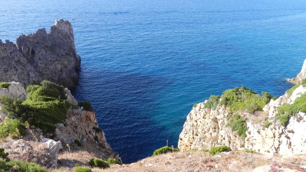 een uitzicht op de oceaan vanaf een klif bij Panta House in San Giovanni Suèrgiu