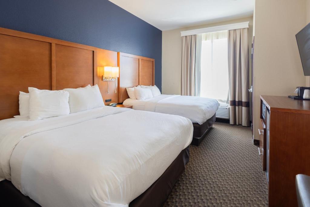 una camera d'albergo con due letti e una televisione di Comfort Suites Troy-I75 a Troy