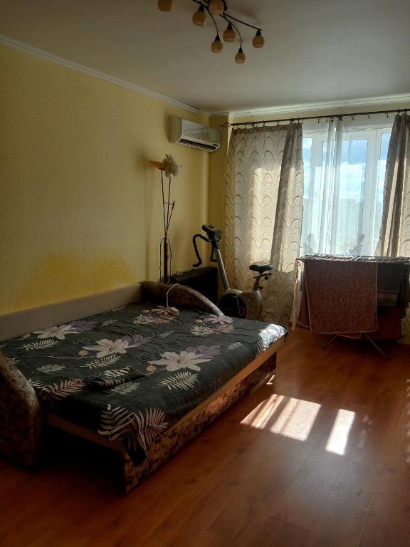 a bedroom with a bed in the middle of a room at Квартира однокомнатная посуточно in Dobrovelychkivka