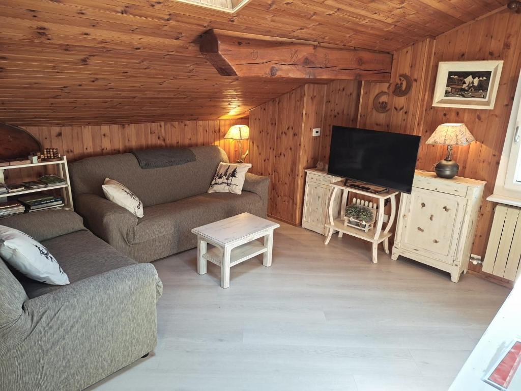Gallery image of Graziosa mansarda rustica - CIR VDA 0038 in Aosta