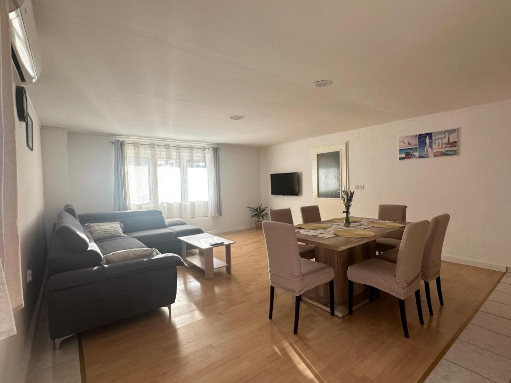 TV a/nebo společenská místnost v ubytování Apartman Branko with free parking place