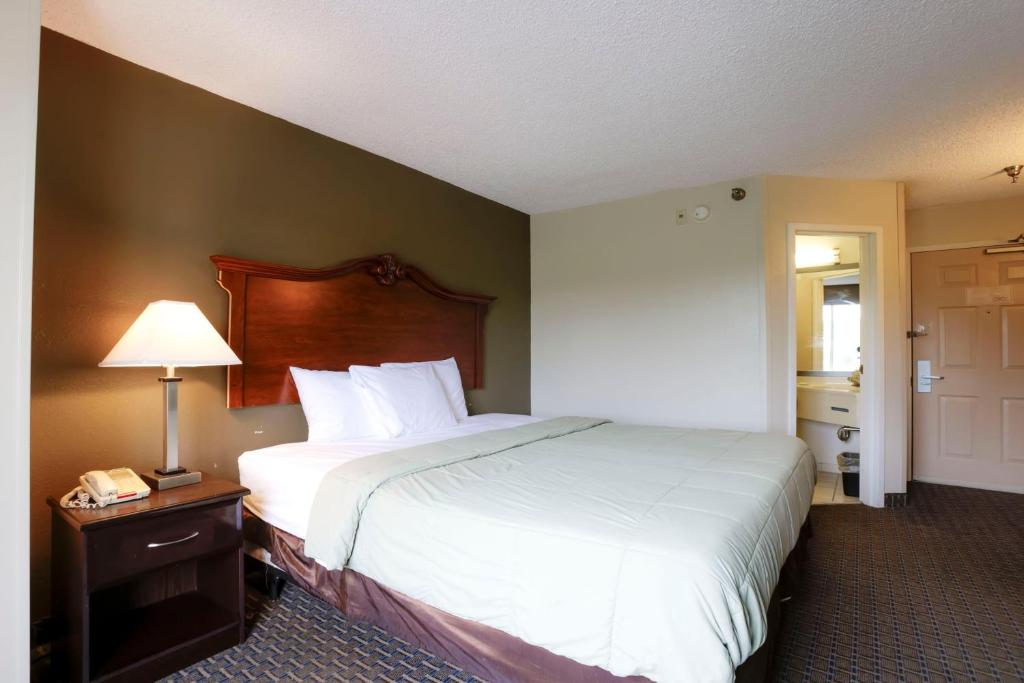 Copley Inn & Suites By OYO Akron OH - Suite – Kingsize-Bett