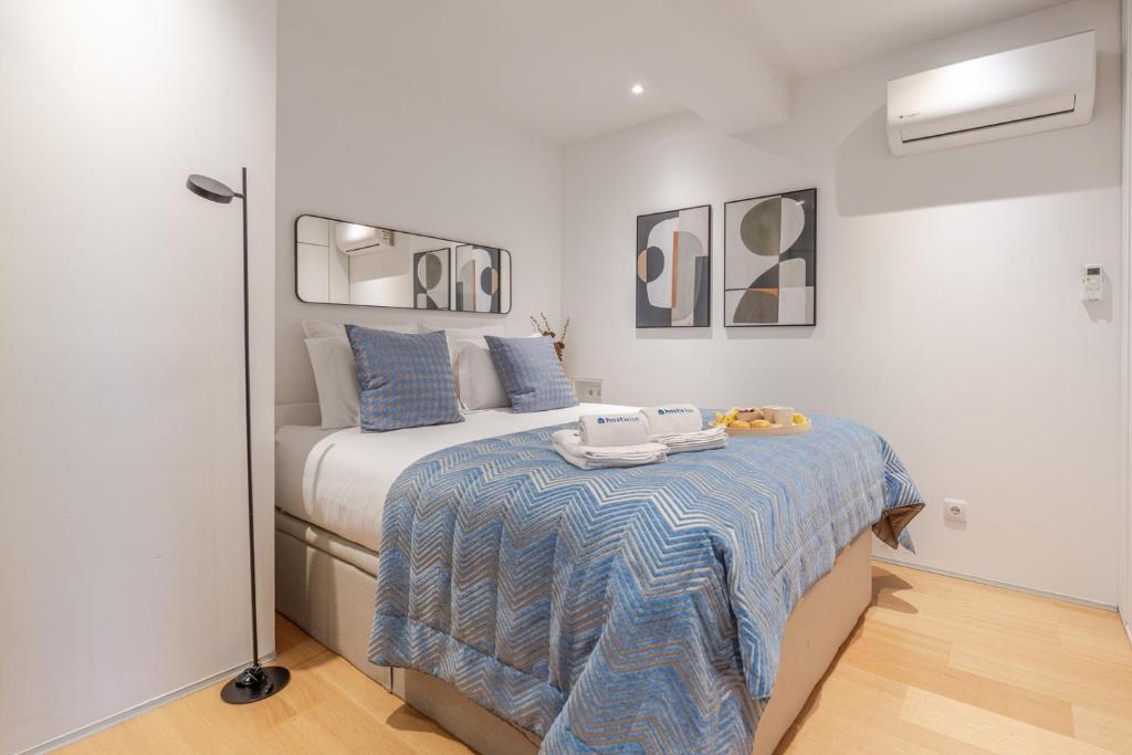 Ένα ή περισσότερα κρεβάτια σε δωμάτιο στο Stylish Flat with Workspace & Garage by HostWise