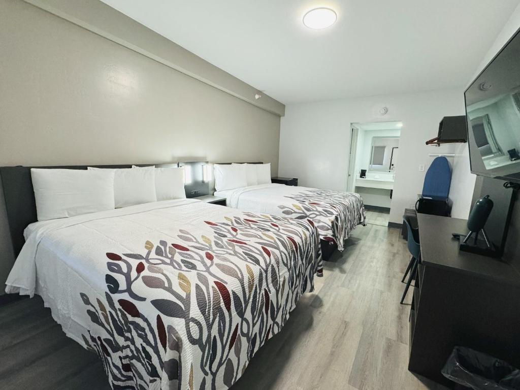 Ένα ή περισσότερα κρεβάτια σε δωμάτιο στο Red Roof Inn Miami, AZ