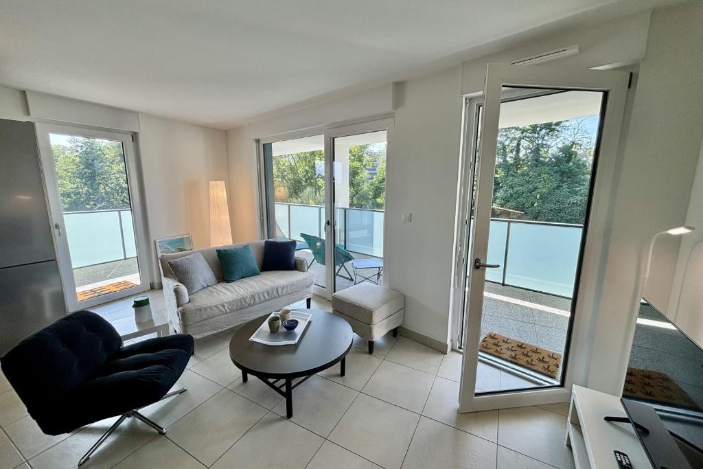 Χώρος καθιστικού στο New apartment 10 minutes from downtown!