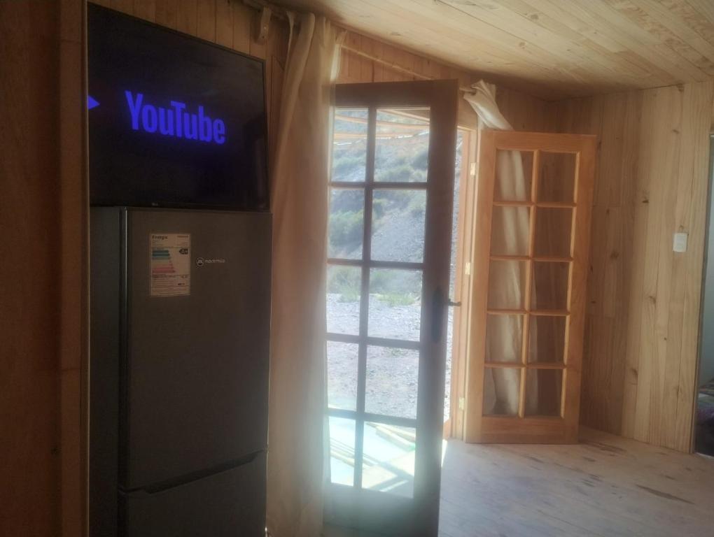 Cette chambre dispose d'une télévision et d'un réfrigérateur. dans l'établissement El valle del elqui, pueblo el molle, à El Molle