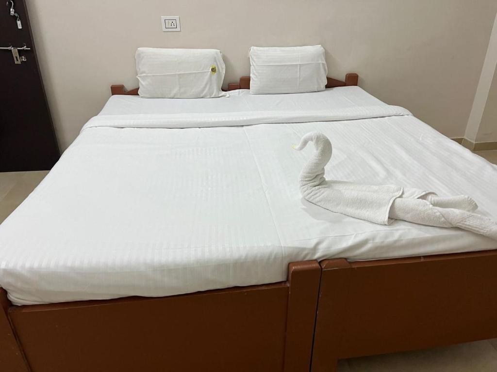 韦洛尔Golden stayz Inn的一张用毛巾制成的天鹅床