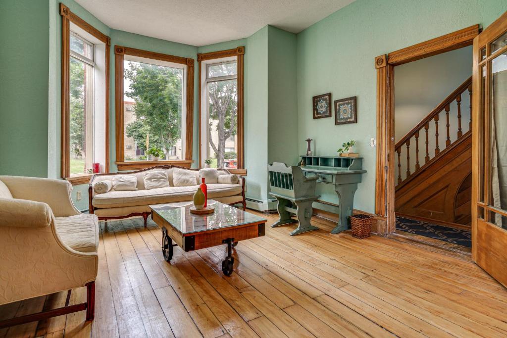 Χώρος καθιστικού στο 1 Mi to Xcel Energy Center Spacious Historic Home