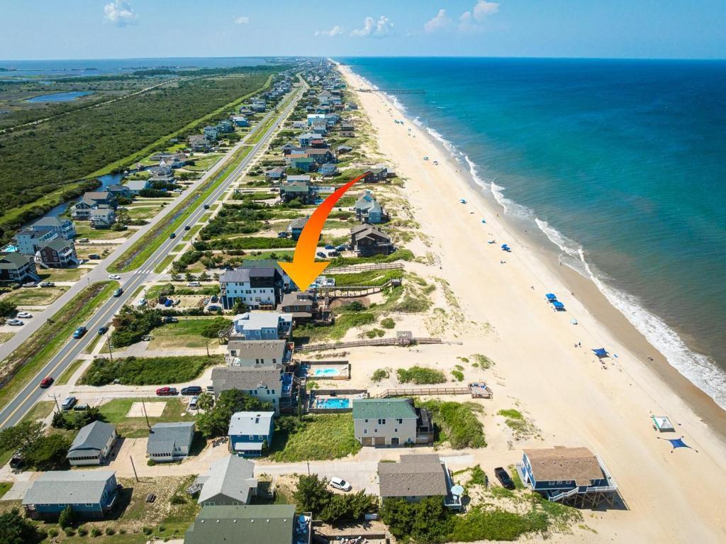 een luchtzicht op een strand met een oranje pijl bij Crow's Nest K0380 in Nags Head