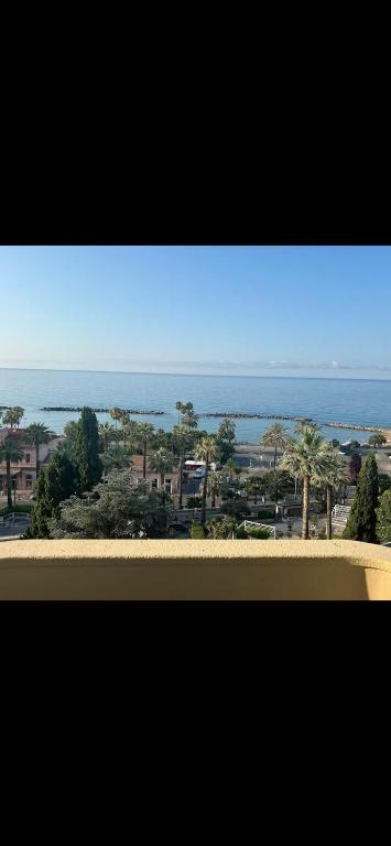 vistas a una playa con el océano en el fondo en Sanremo centrale lusso, en San Remo