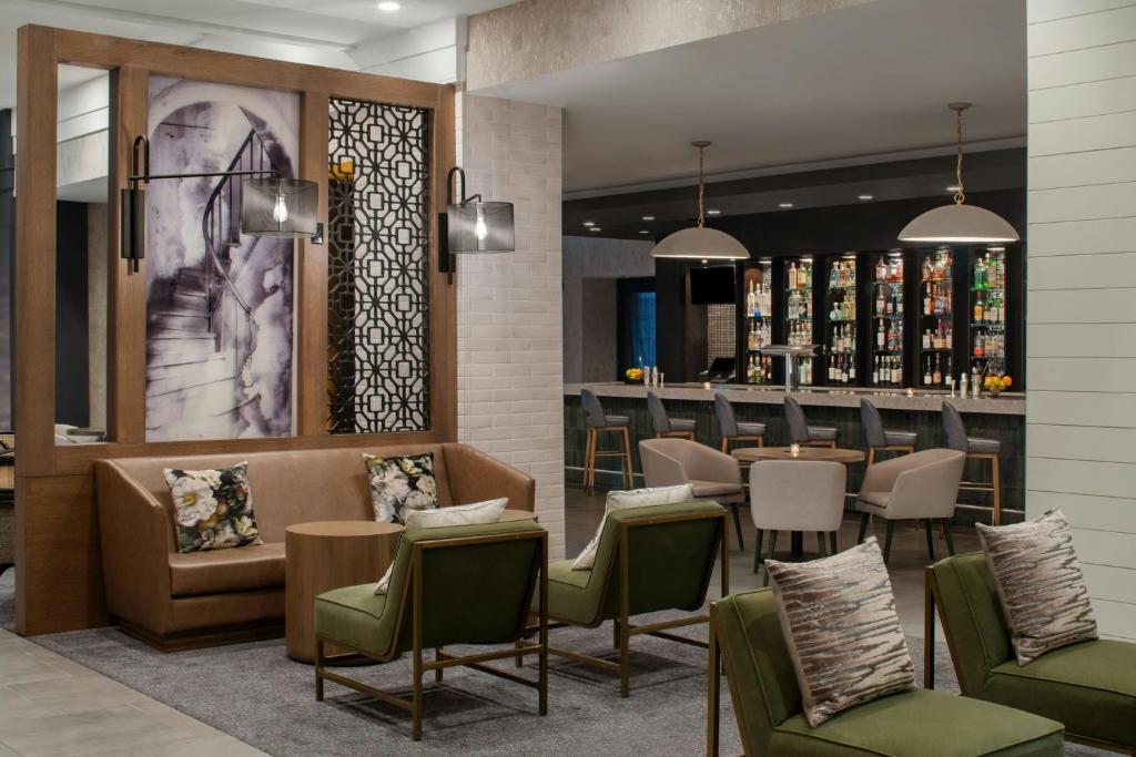 Renaissance Chicago North Shore Hotel - Housity