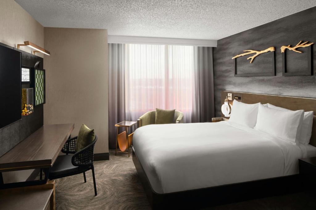 Renaissance Chicago North Shore Hotel - 