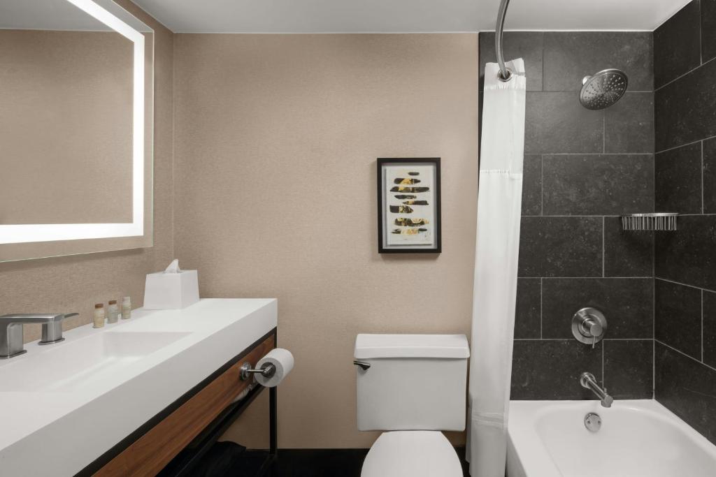 Renaissance Chicago North Shore Hotel - 