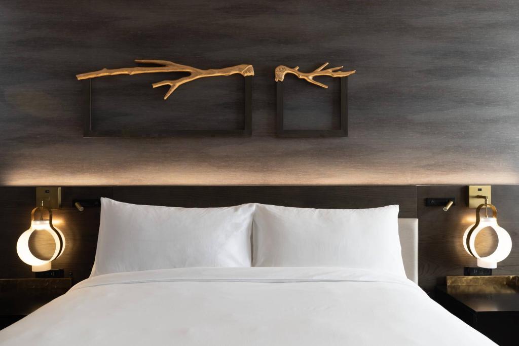 Renaissance Chicago North Shore Hotel - 