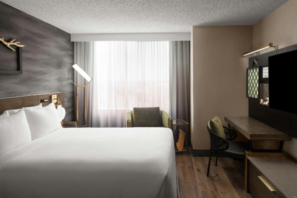 Renaissance Chicago North Shore Hotel - 