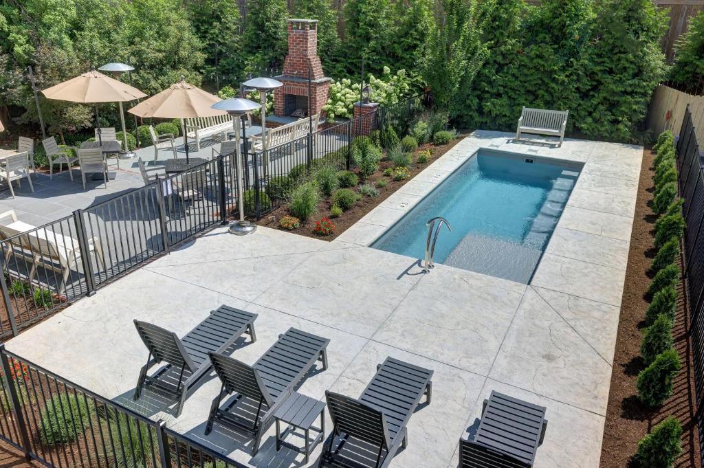 vista sulla piscina con 4 sedie di The 200 South St - King Rm 22 a Charlottesville