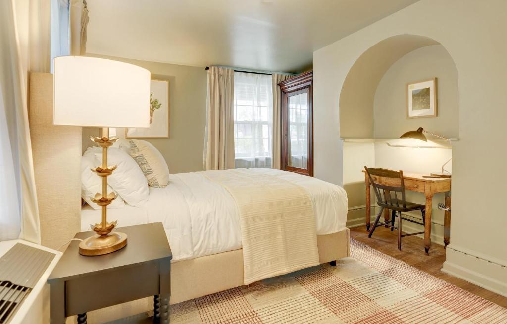 En eller flere senge i et værelse på The 200 South St | Queen Rm 4