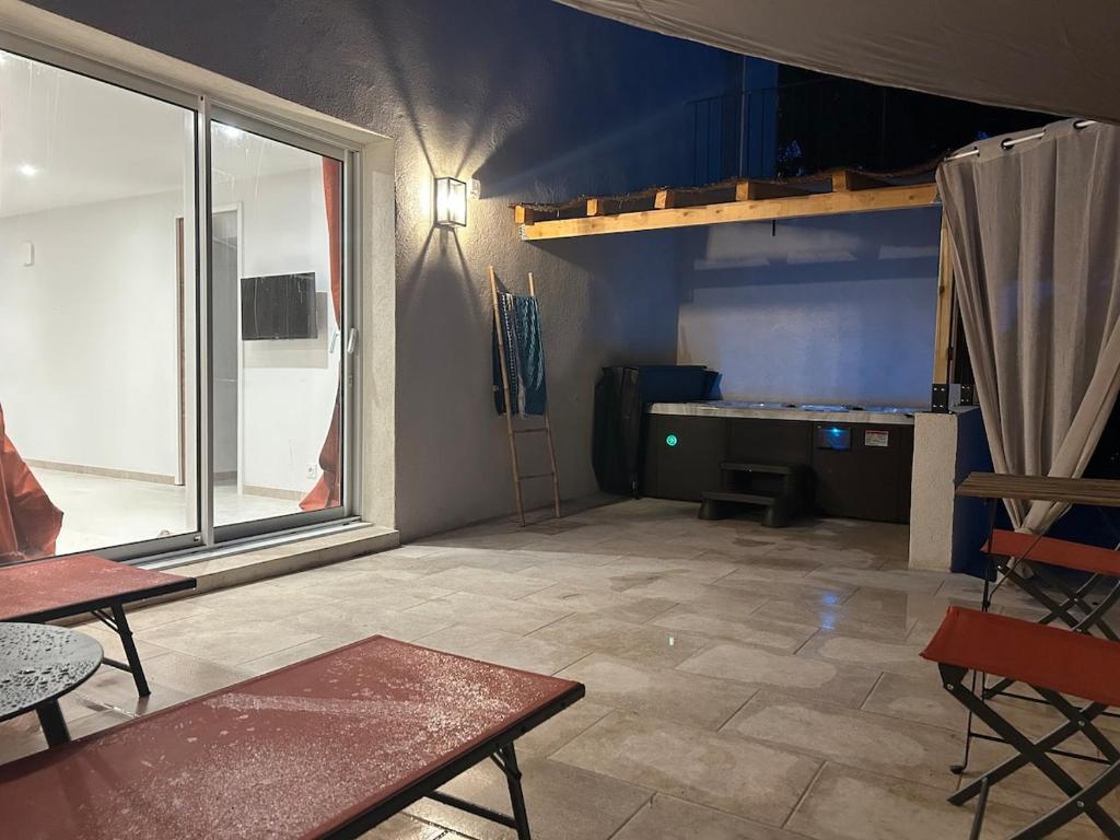 una stanza vuota con una stanza con un tavolo e una scrivania di Suite jacuzzi ad Aix en Provence