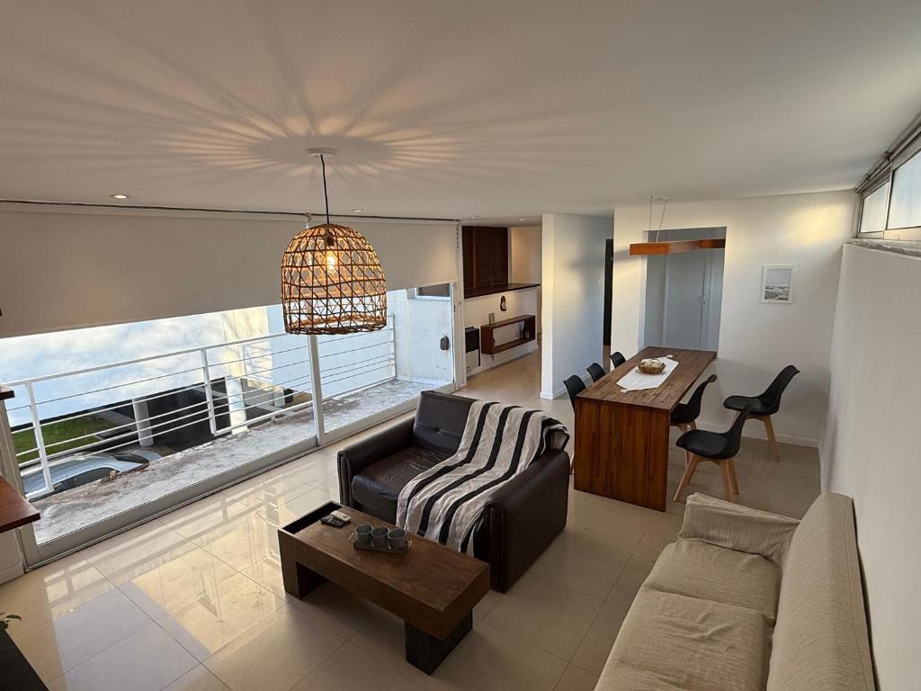 ネコチェアにあるDepartamento del marのソファとテーブルのあるリビングルーム