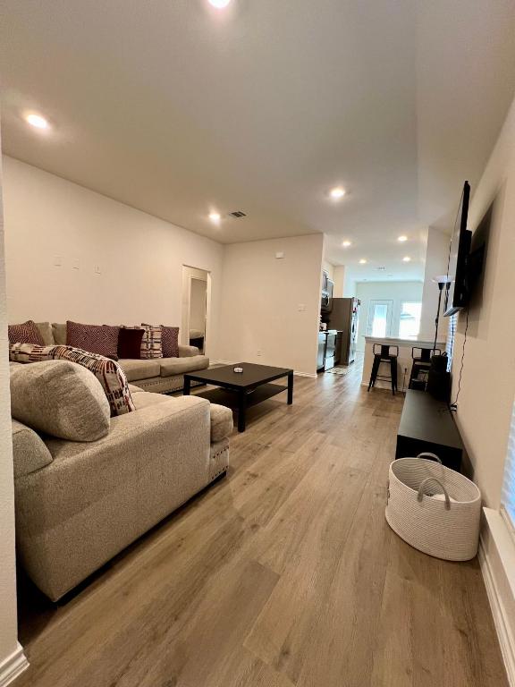 Μια τηλεόραση ή/και κέντρο ψυχαγωγίας στο 3-bedroom house in welcoming Lavon with WiFi, AC