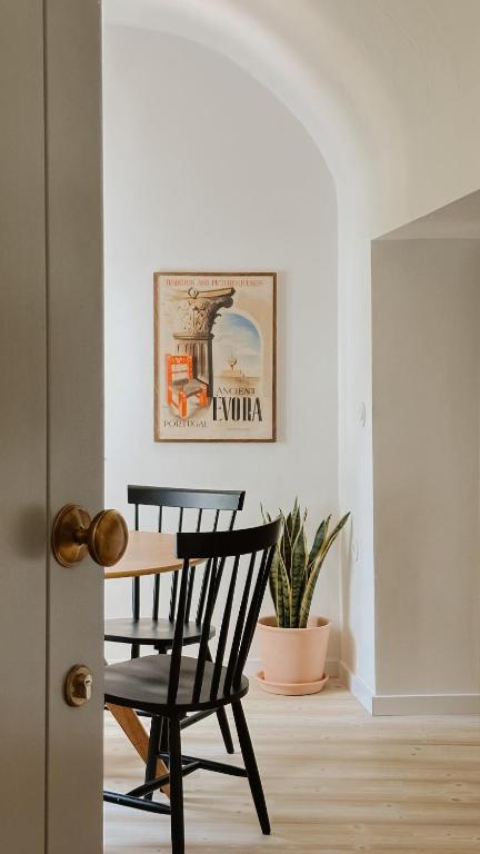 een zwarte stoel en een tafel in een kamer bij Casa do Miradouro in Évora