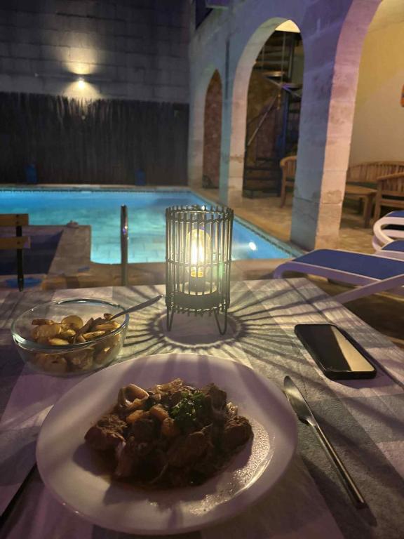 House of Character, Malte, chambre avec vue piscine
