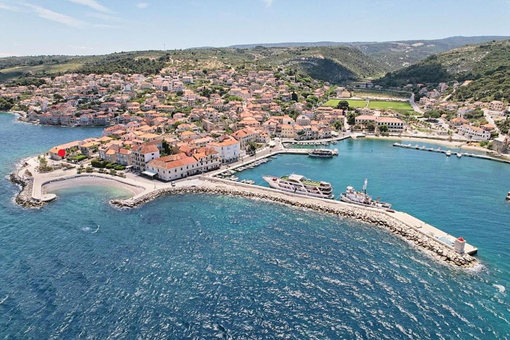 una vista aerea di una città sull'acqua di Apartment Vinka near the beach a Postira (Postire)