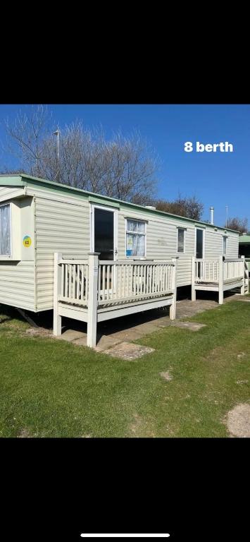 Το κτήριο όπου στεγάζεται  το κάμπινγκ